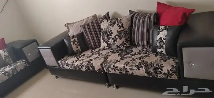 للبيع المستعجل كنب اسود جلد مع طاولة وسط كبيرة للبيع 3