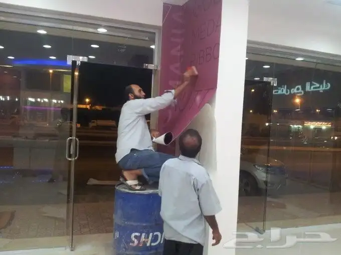 تركيب وتصميم إستيكرات للمحلات والسيارات والواجهات والزجاج 1