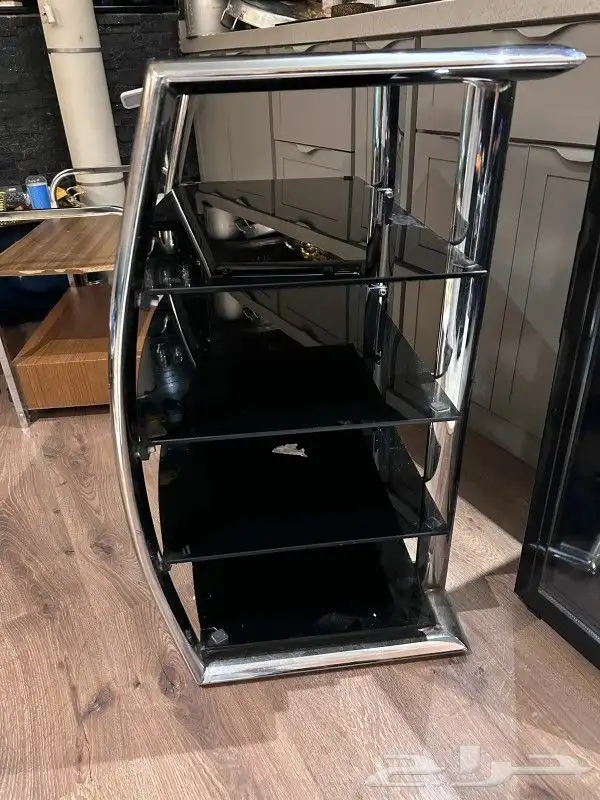 طاولة تلفزيون وأجهزة قدبمة 1