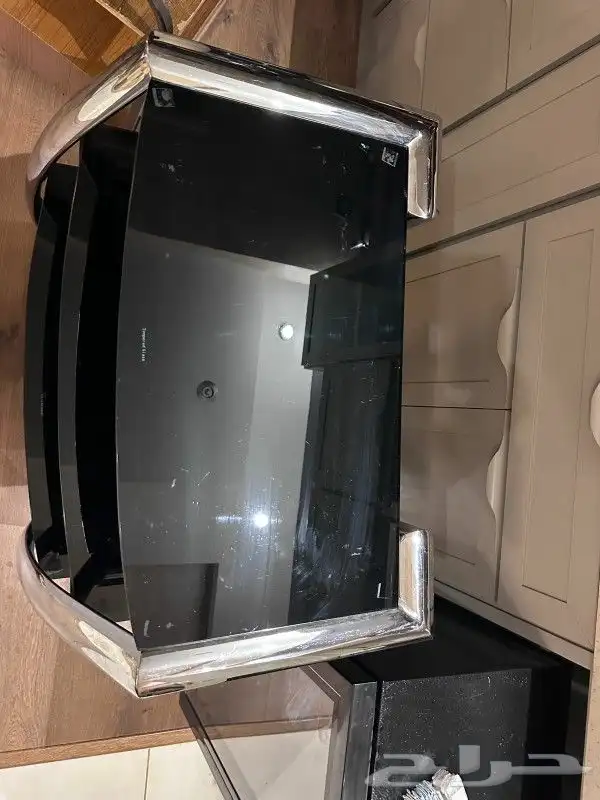 طاولة تلفزيون وأجهزة قدبمة 2