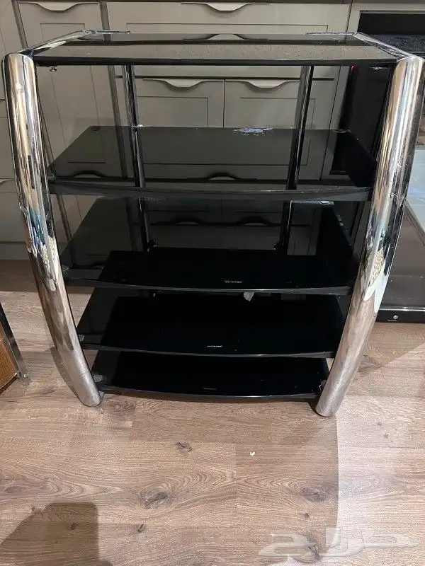 طاولة تلفزيون وأجهزة قدبمة 0