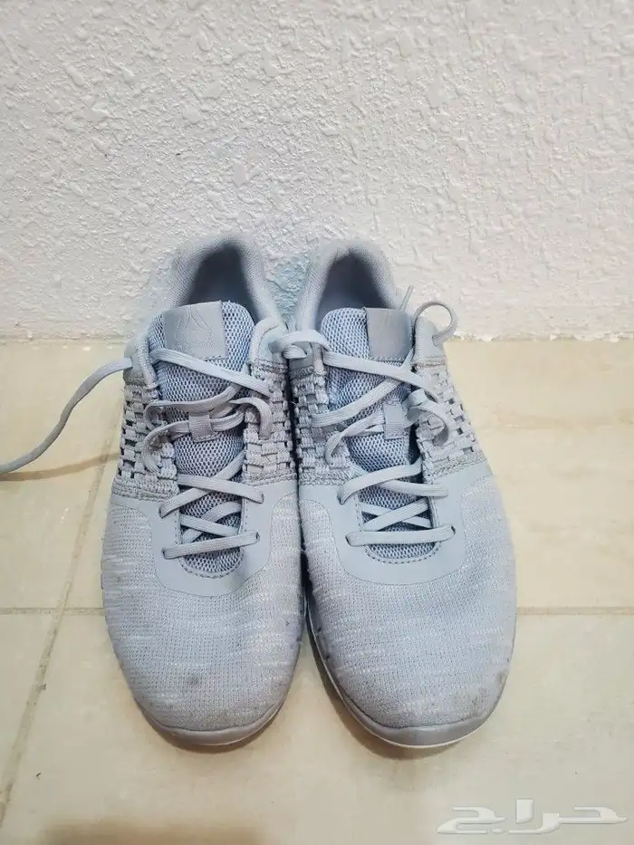 جزمة مستخدمة من شركة Reebok مقاس 40 5 4