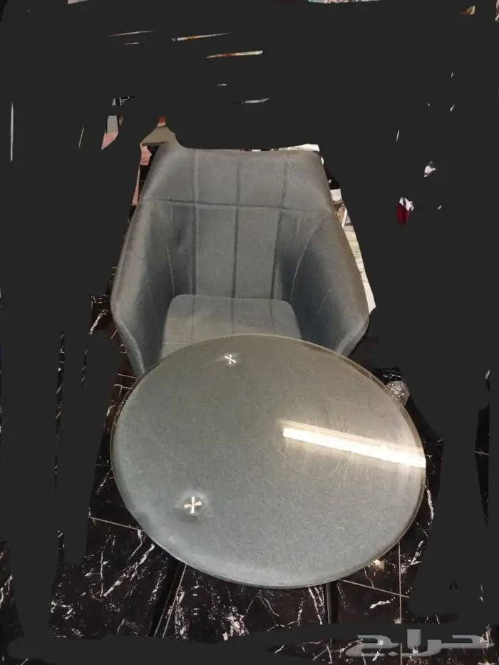 كرسيين مع طاولة زجاج مقاس كبير 1