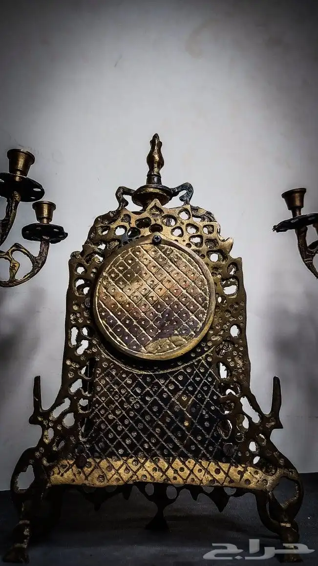 ساعة وشمعدان كاملة من النحاس اليدوي القديم للبيع 2