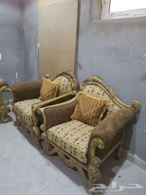 كنب مع طاولات بحاله نضيفه جدا و سليمه 2