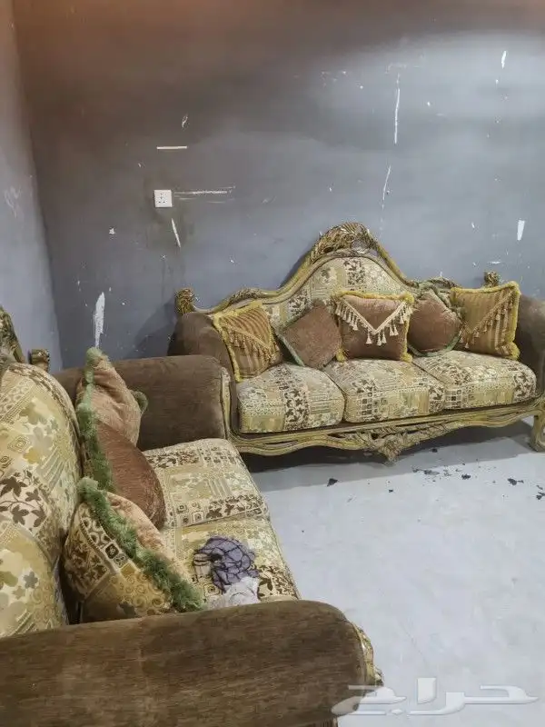 كنب مع طاولات بحاله نضيفه جدا و سليمه 3