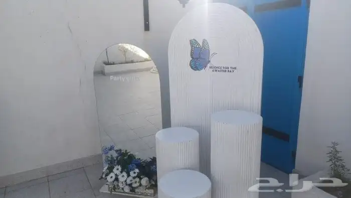 طاولات واستاند ومرايا للايجار 1