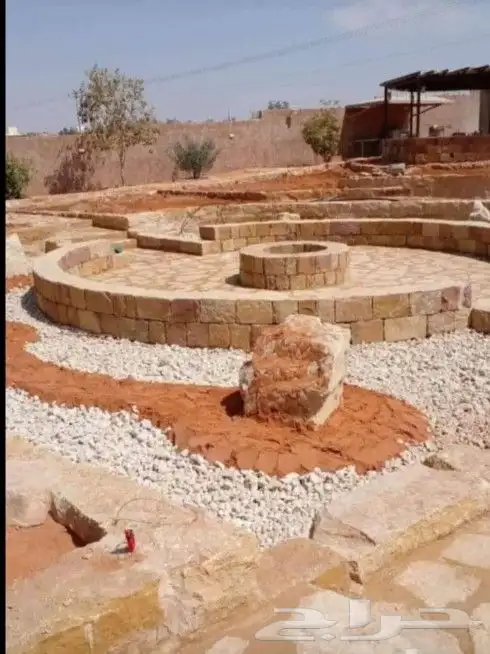تنفيذ شغل الحجر وبيوت الطين . 2