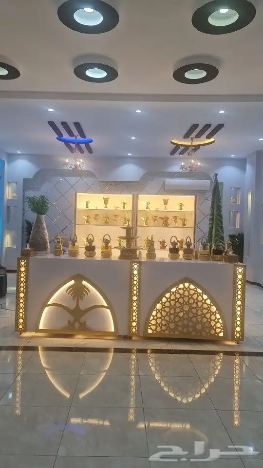 طاولة ضيافة مع طاقم كبير من القهوجية 5