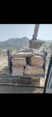 بكلين لبنا الحجر وقص الا اراضي وهدد العماير متوجدين في محايل 9