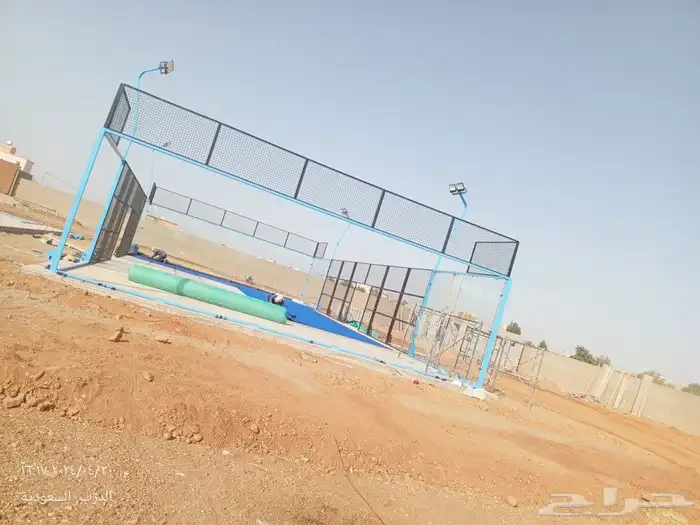 فني تركيب جميع انواع ملاعب البادل 1