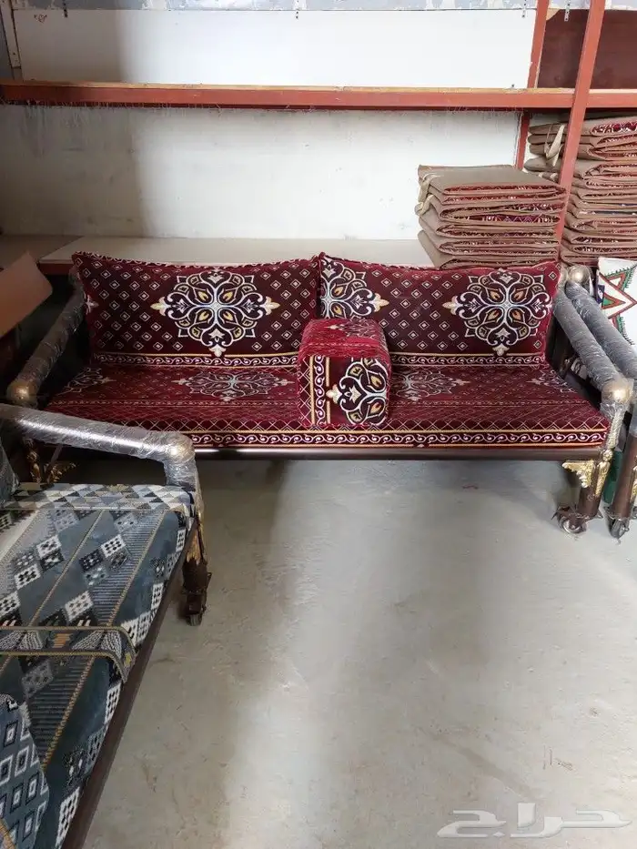 طاولات وكراسي 1