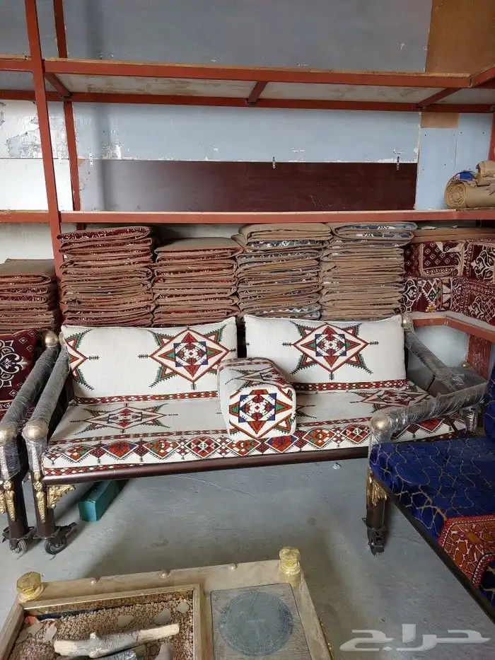 طاولات وكراسي 2
