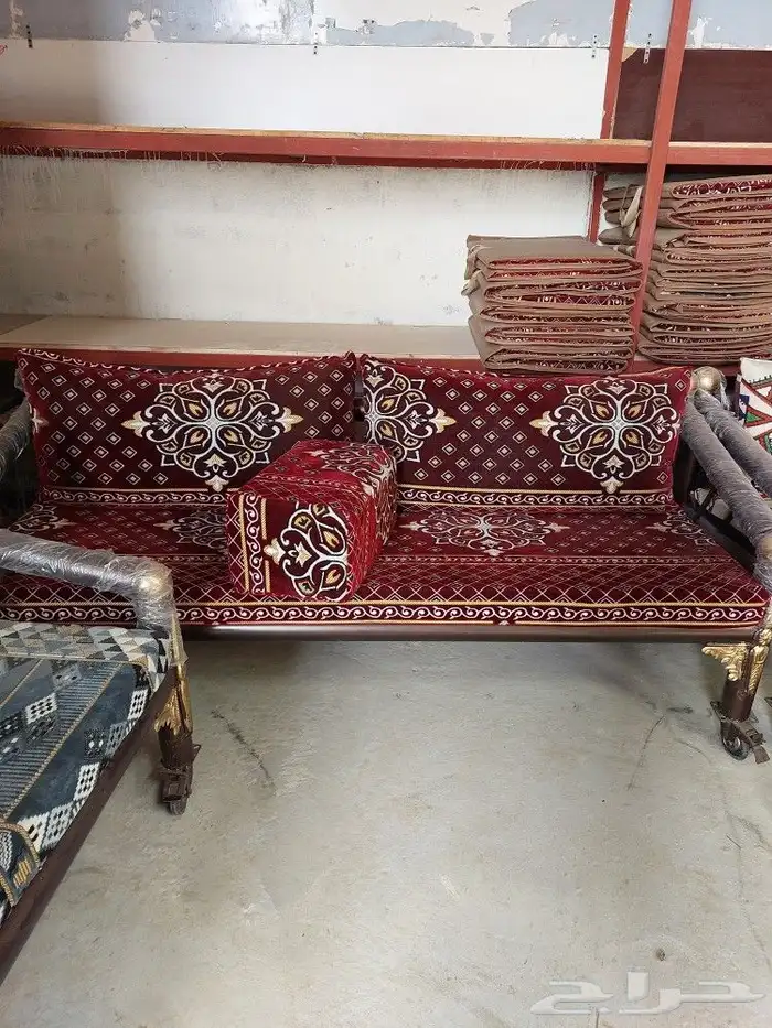 طاولات وكراسي 2