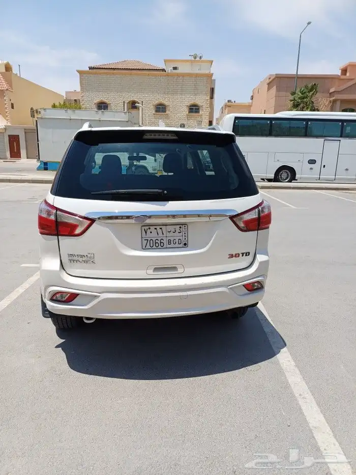 جيب ايسوزوا ديزل ام يو اكس موديل 2019 الحد 50 الف بدون دبل 15
