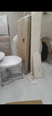 اثاث أبيض فخم مع مايكرويف وشوفنيرة ادراج زرقاء للبيع 7