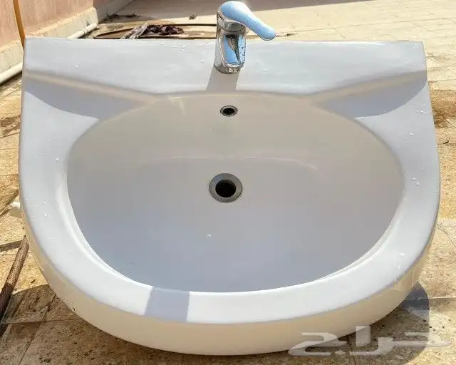 مروش أبيض مربع ومغسلة مع مرايا 8