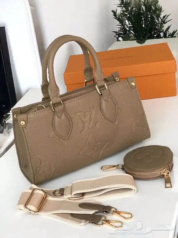 شنط مدرسية وجامعية ماركات وشوزات رجالي ونسائي أقل الأسعار 25