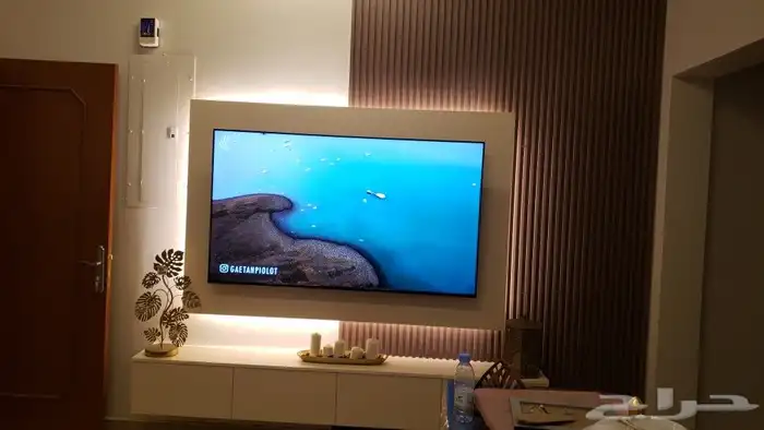 طاولة تلفزيون مع خلفيه شاشه مع بديل الخشب مع الاناره 2