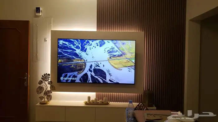 طاولة تلفزيون مع خلفيه شاشه مع بديل الخشب مع الاناره 1