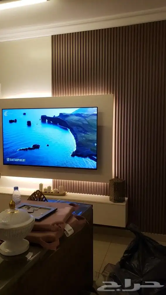 طاولة تلفزيون مع خلفيه شاشه مع بديل الخشب مع الاناره 0