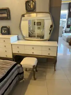 يوجد لدينا غرف نوم وديكورات ومجلس كنب 1