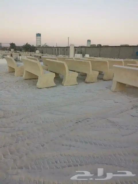 حواجز خرسانيه وقواعد اعمده ومناهل ومستلزمات حدائق 33
