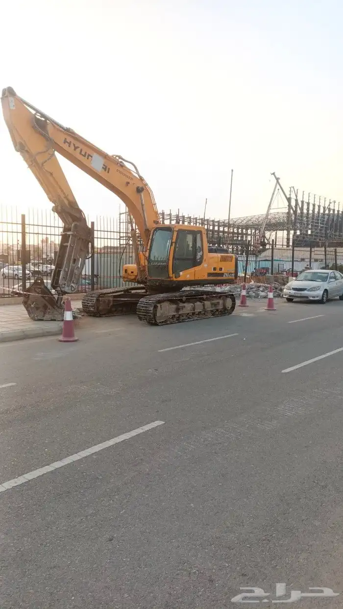 بوكلين للايجار اليومي والشهري حفر هدم تسوية قص 1