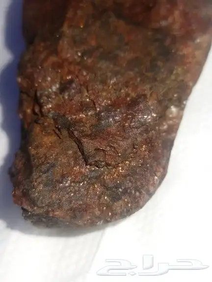 حجر أحمر شفاف يحتوي على معادن 4