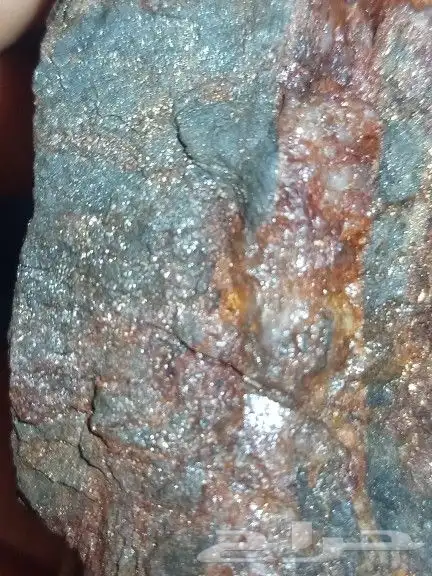 حجر أحمر شفاف يحتوي على معادن 7