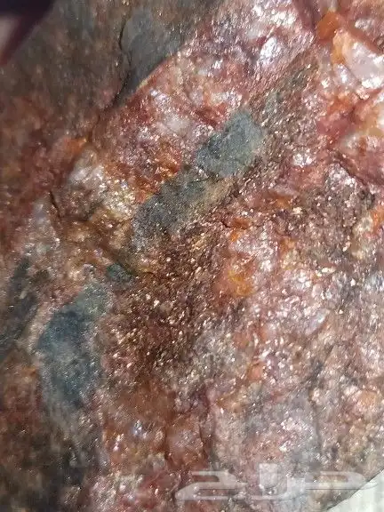 حجر أحمر شفاف يحتوي على معادن 8