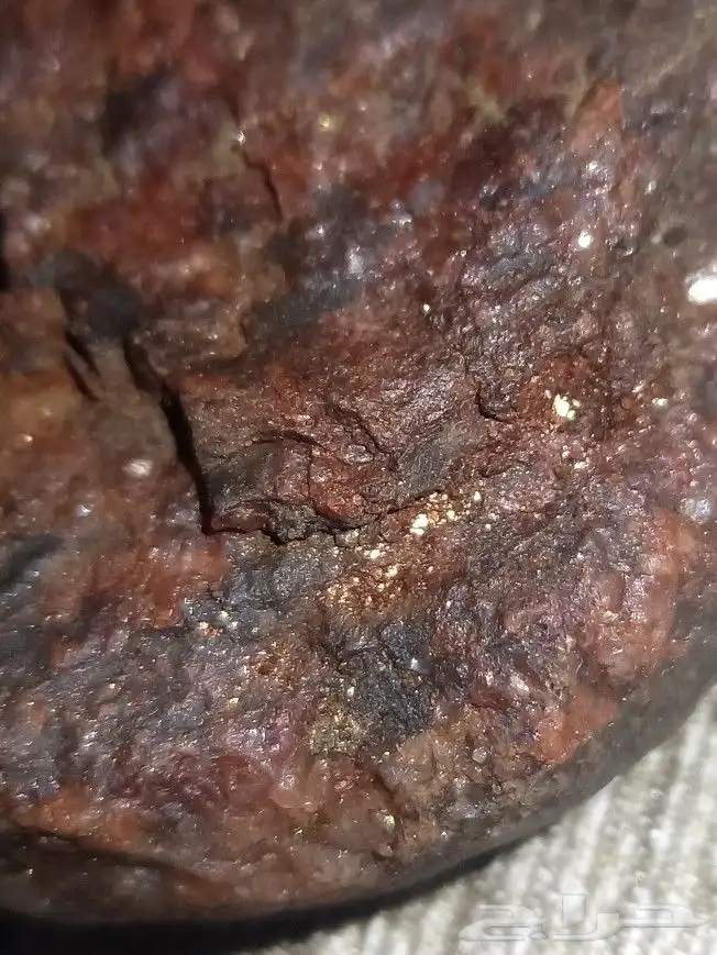 حجر أحمر شفاف يحتوي على معادن 6