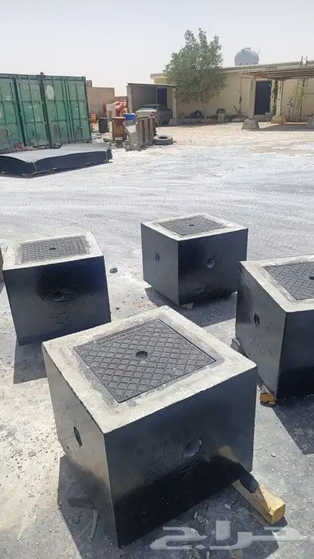 حواجز خرسانيه وقواعد اعمده ومناهل ومستلزمات حدائق 30