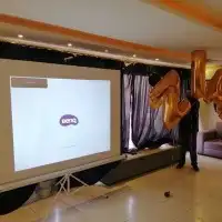 ايجار بروجكتر و شاشه عرض بستاند متنقلة وضوح عالي full hd 55 4