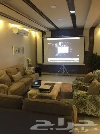 ايجار بروجكتر و شاشه عرض بستاند متنقلة وضوح عالي full hd 55 5