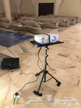 ايجار بروجكتر و شاشه عرض بستاند متنقلة وضوح عالي full hd 55 2