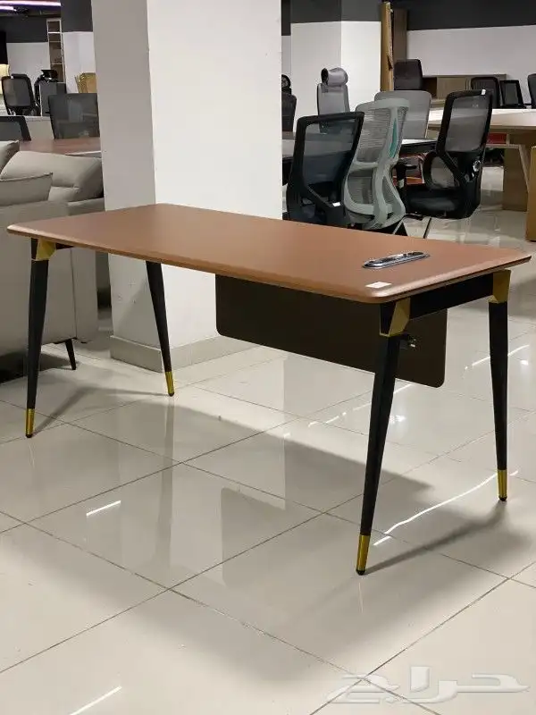 طقم مكتب حق مدير و كراسي دوار مودرن 2