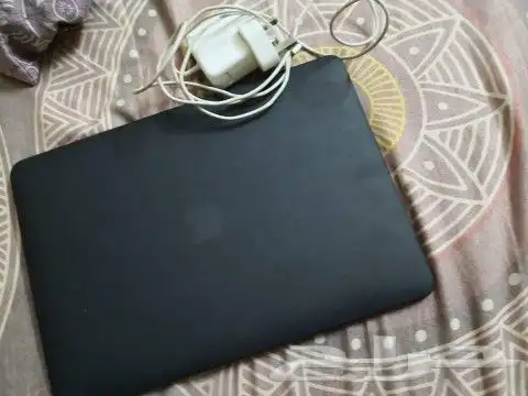 ابل ماك بوك اير 2017 حجم الشاشة 13 انش المعالج كور i5 الذاكر 2