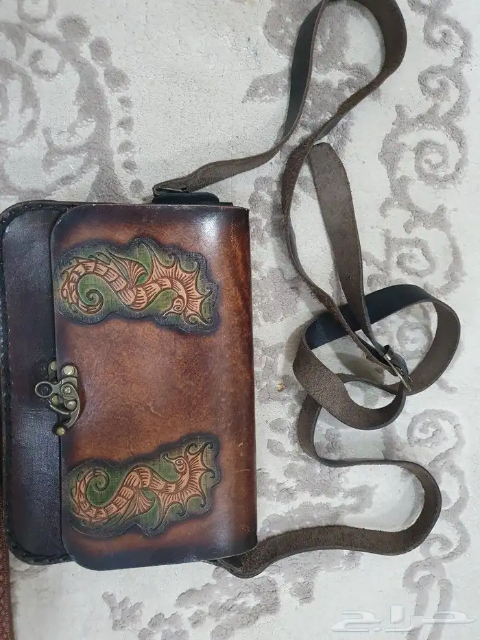 شنطه نسائيه مميزه مصنوعه من الجلد شبه جديده 0