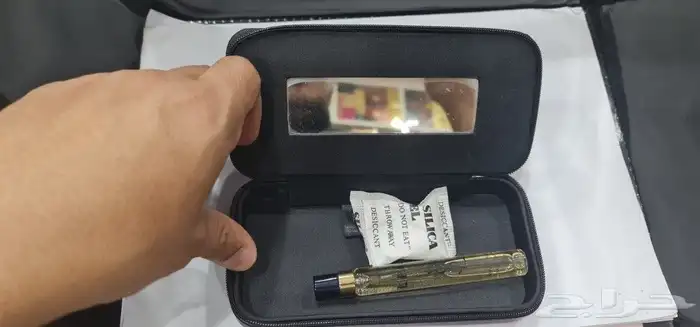 شنطة مكياج من افسان لوران مع عطر ليبر ابسلو بلاتين 10ملي 0
