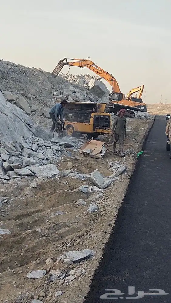 بناء الحجر وقص الأرض وتكسير الصخور 0