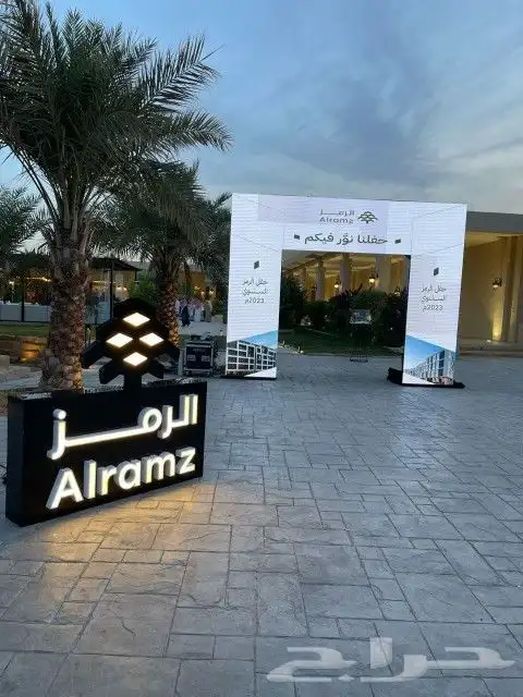 شاشات LED إعلانية منحنية للمؤتمرات والمعارض 4