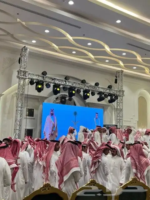 شاشات led وإضاءات موفينج هيد بيم 5