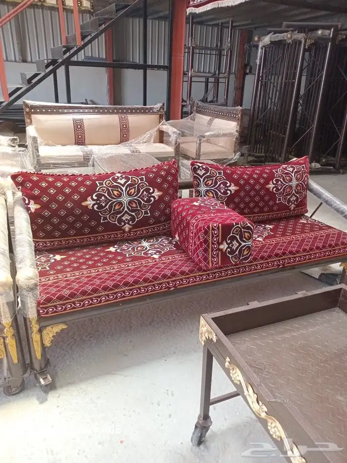 طاولات وكراسي 3