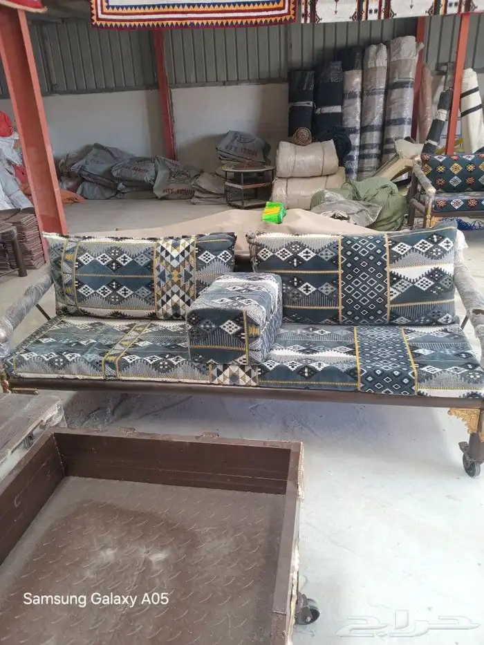 طاولات وكراسي 2