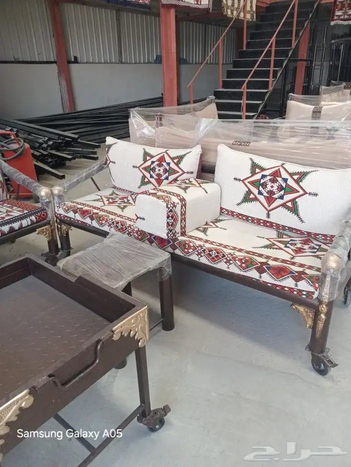 طاولات وكراسي 0