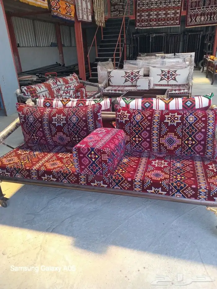 طاولات وكراسي 1