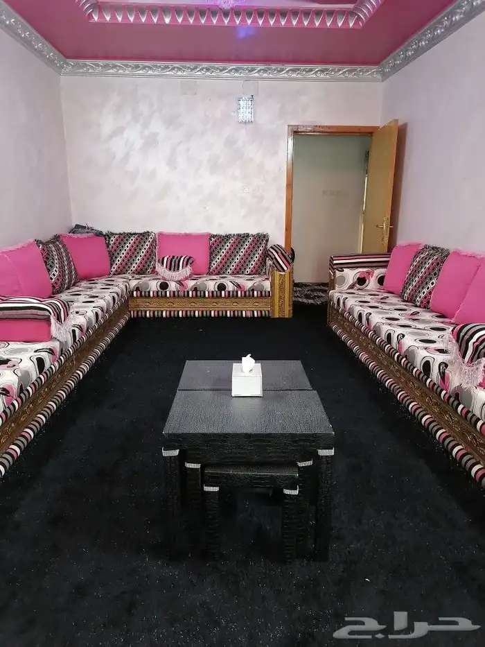 مجلس حريم نظيف للبيع مع 2 طاوله كبير و4صغار وستارة 1