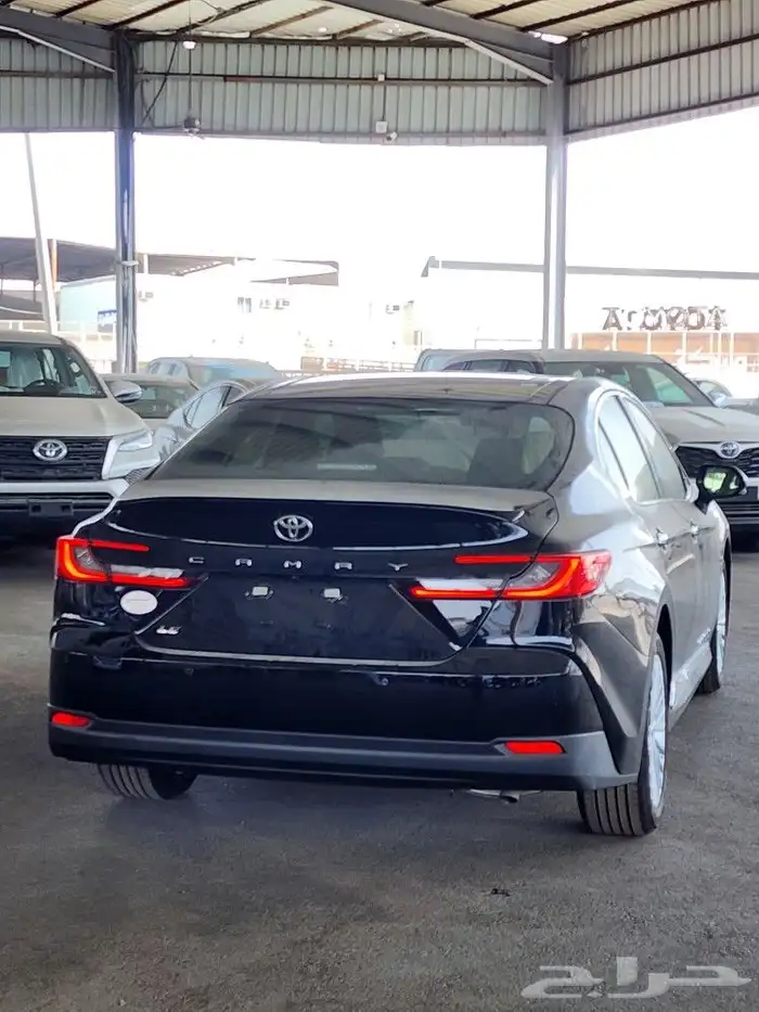 تويوتا كامري 2025 بنزين اللون اسود 2
