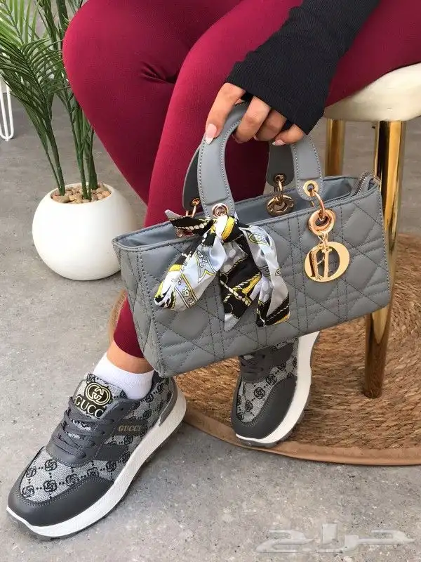 عرض شوز وشنطة وعطر درجة اولي 20